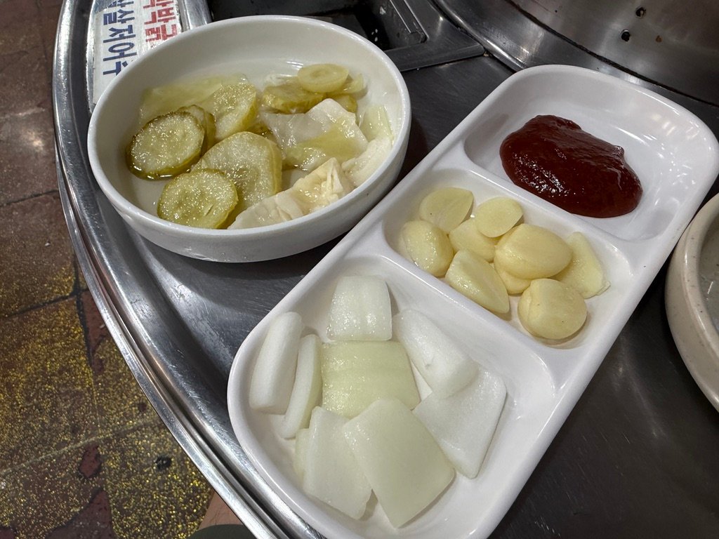 Quail eggs and garlic served as side dishes with dakgalbi