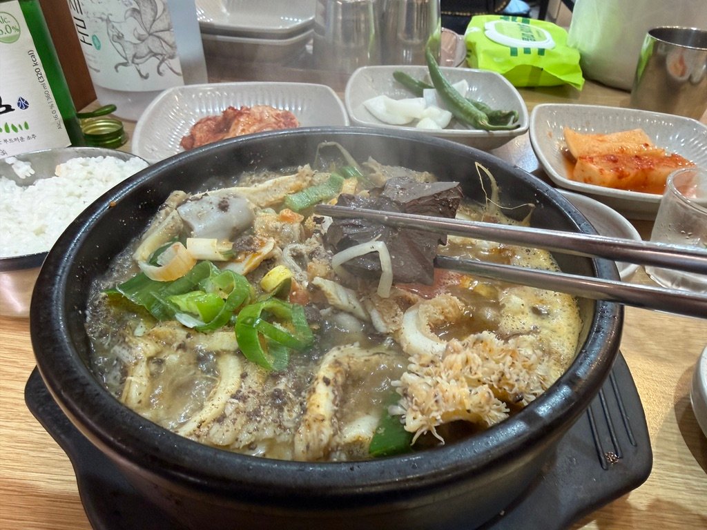 Chopsticks lifting beef tripe from a bowl of yangpyeong haejangguk
