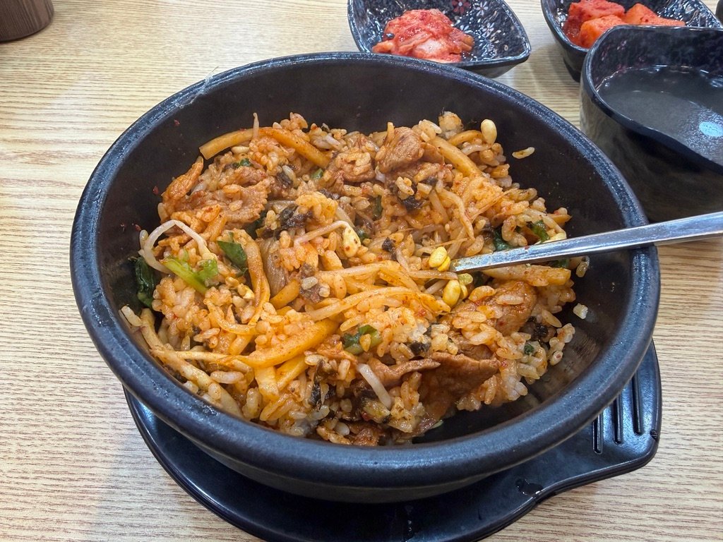 Mixed cheyuk-ttukbaegi with pork and vegetables combined, bibimbap-style