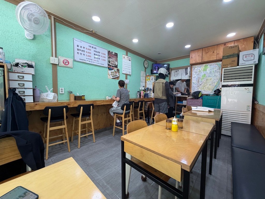 Counter and table seating inside Jangan Chik-Naengmyeon